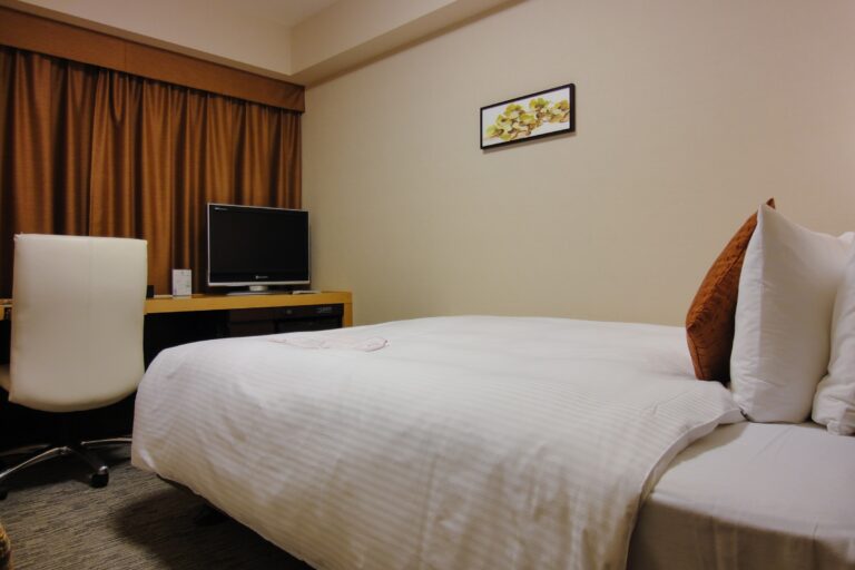 Can Two Adults Sleep Comfortably on a 140 cm Bed?