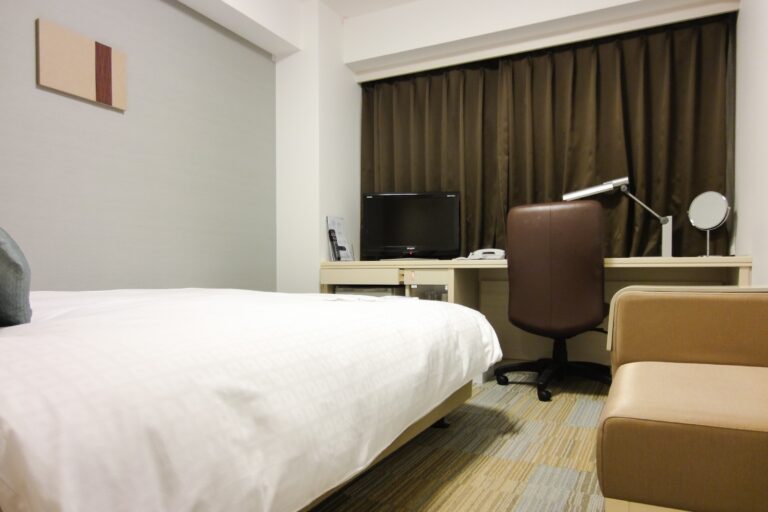 Japanese Hotel Rooms Decoded: What “Single,” “Semi-Double” and “Double” Actually Measure